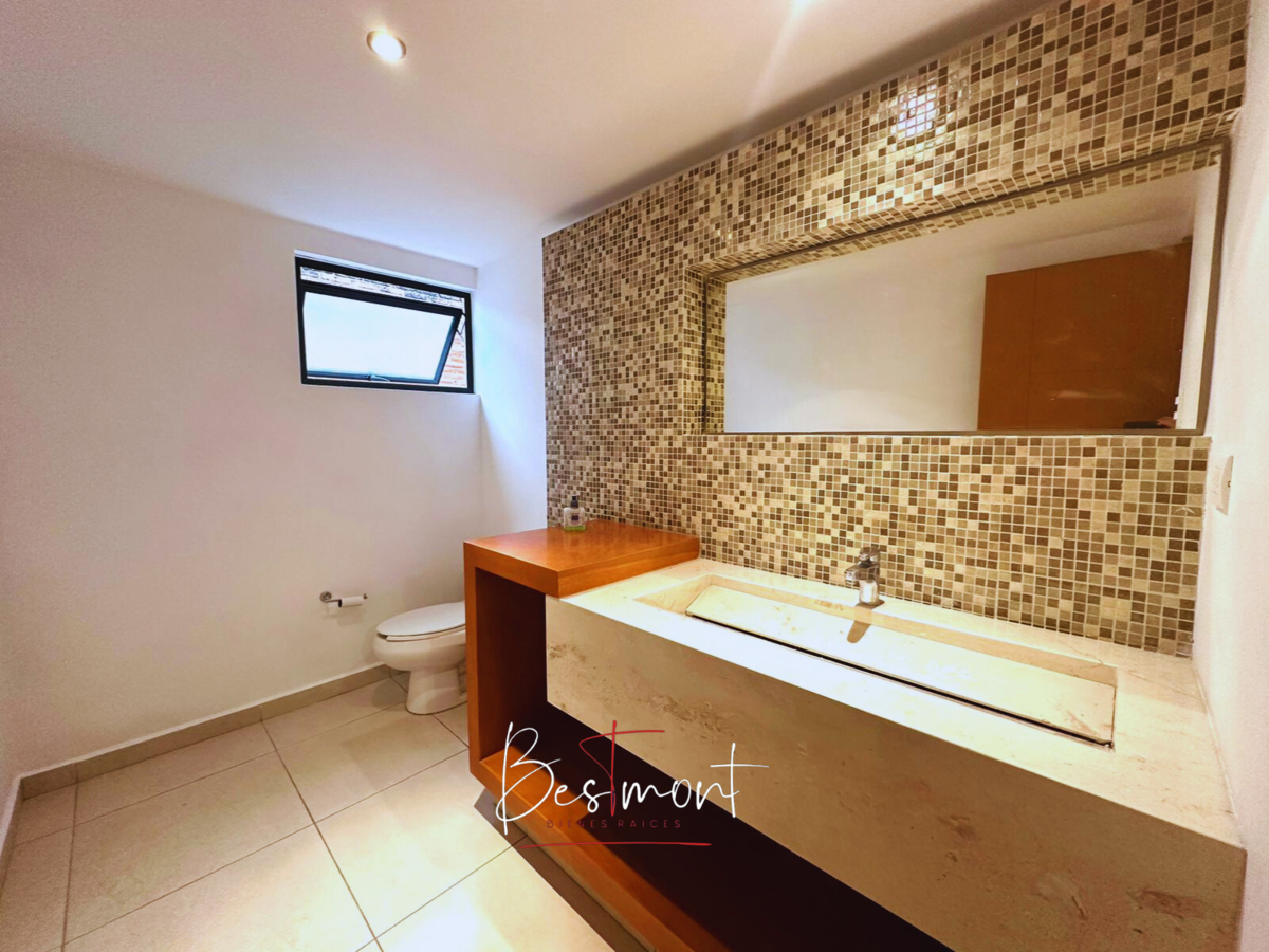 6 of 28: Medio baño de visitas