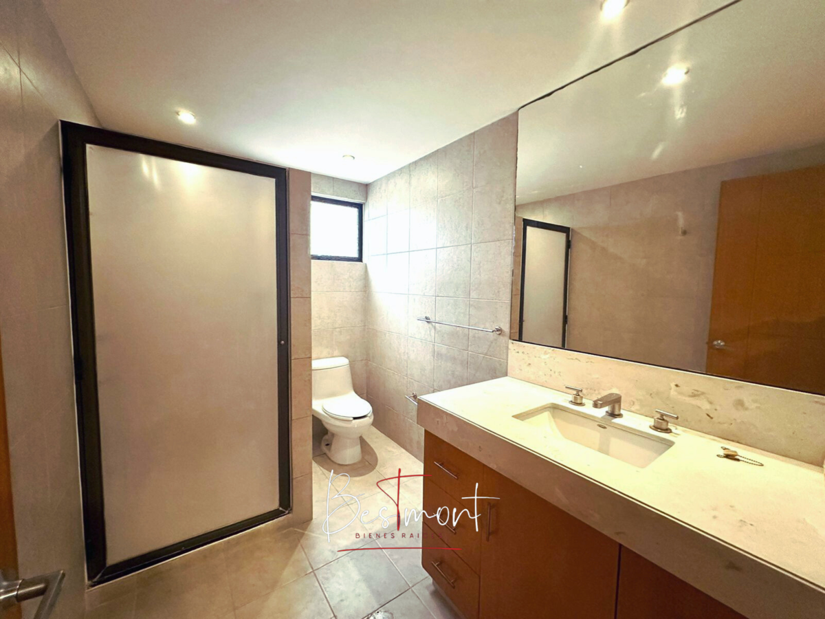 20 of 28: Baño completo compartido recámaras secundarias