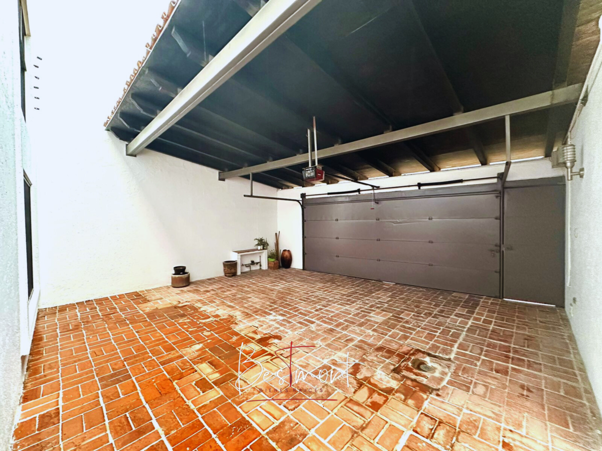 28 of 28: Cochera con portón automático