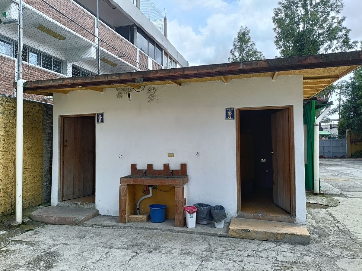 3 de 4: Baños separados para hombres y mujeres