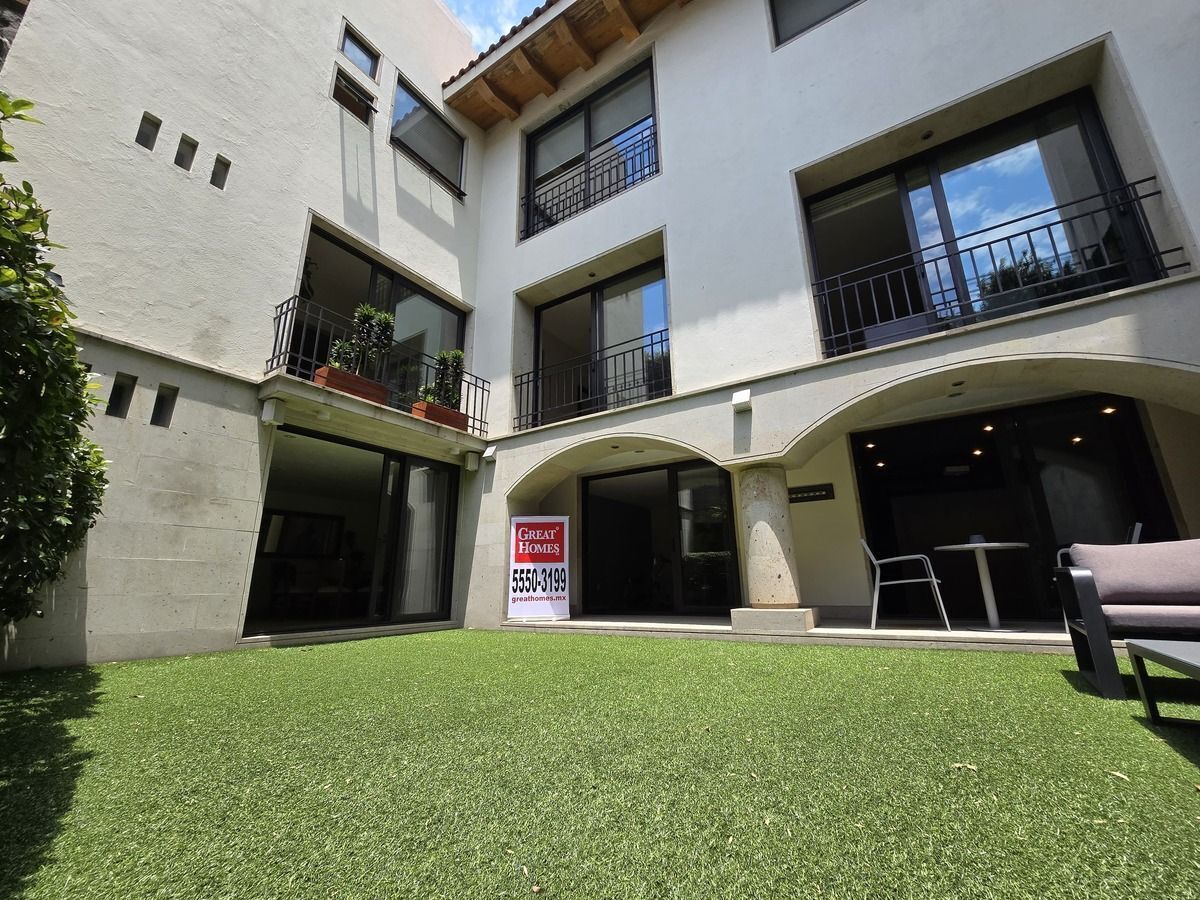 1 of 19: Fachada al jardín