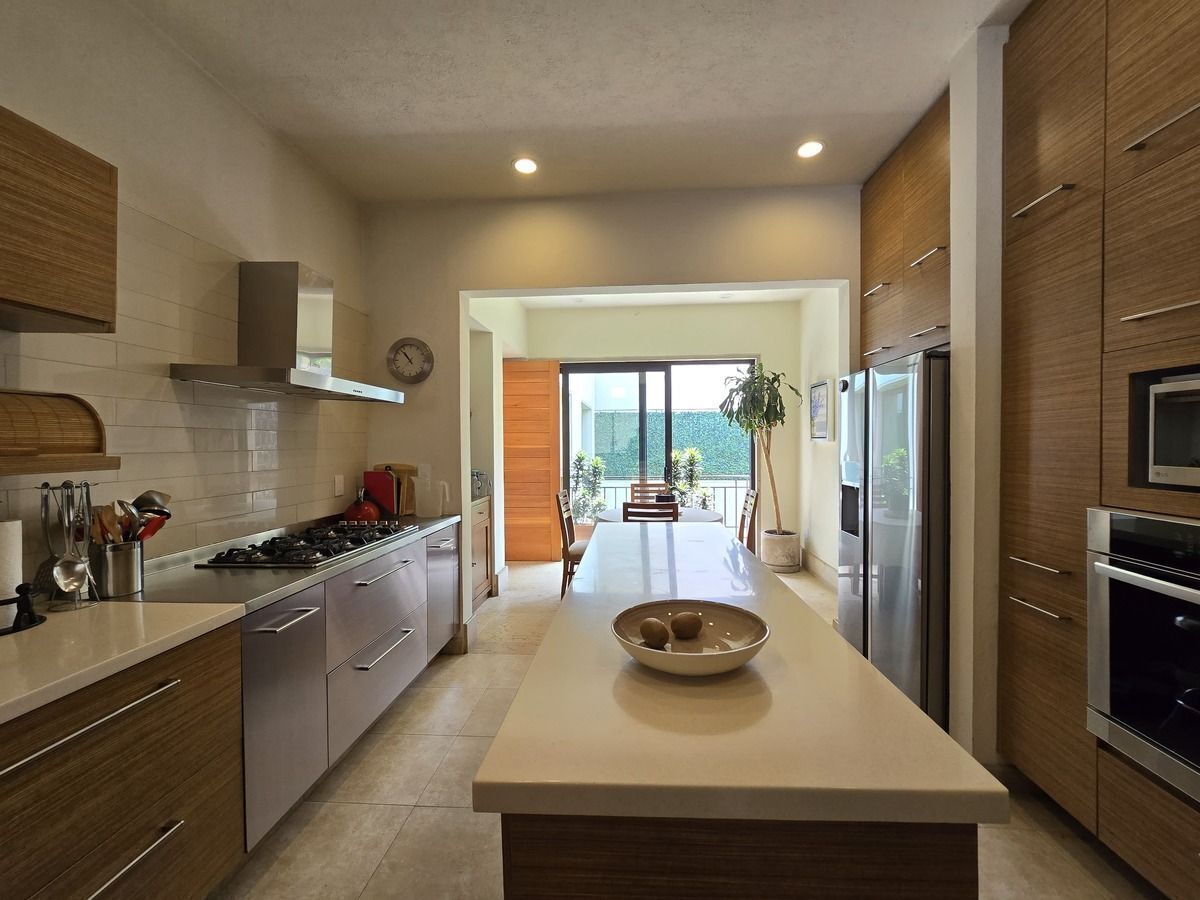 7 of 19: Cocina con isla