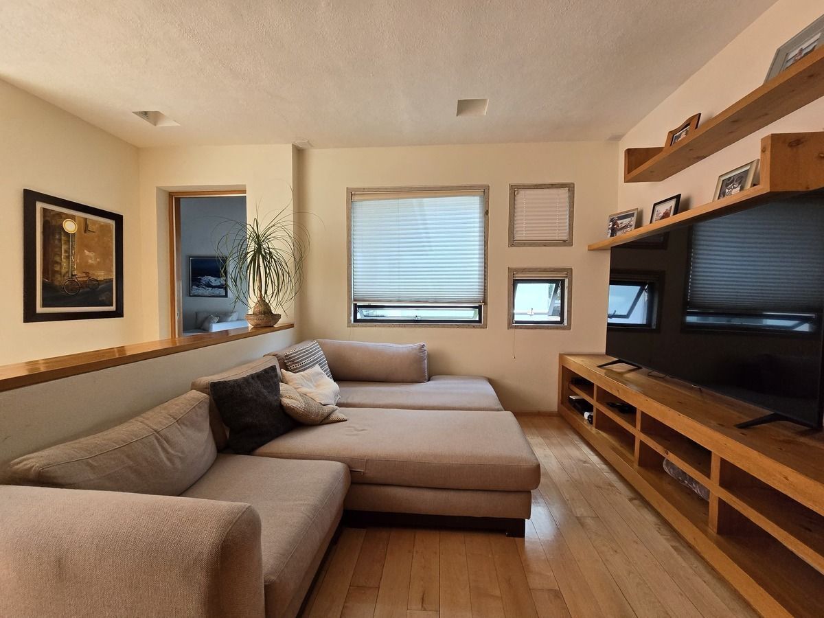 10 of 19: Muebles empotrados de madera