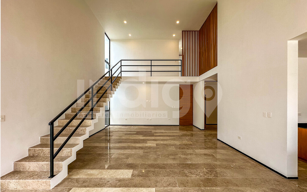 9 de 48: Sala / Comedor Corridos con Techos a Doble Altura