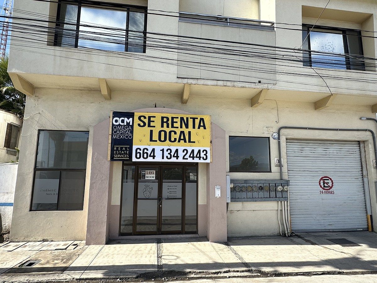 6 of 6: 1  estacionamiento privado techado