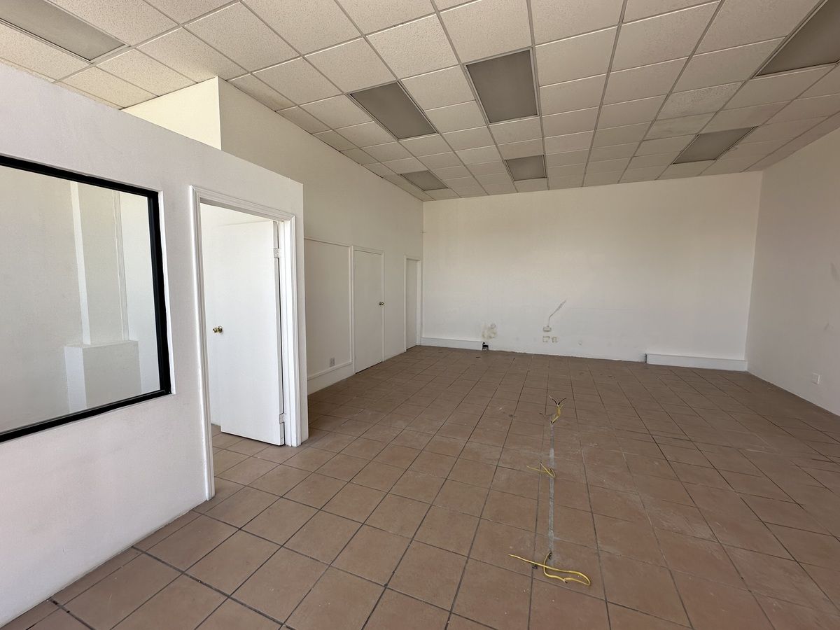 3 of 6: cuenta con un cubículo