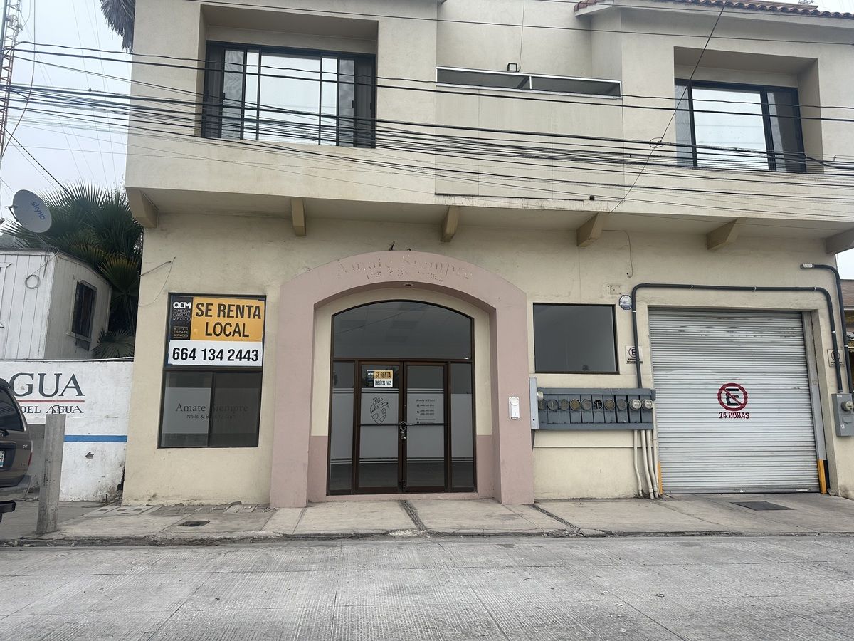 6 of 6: 1  estacionamiento techado y 1 enfrente