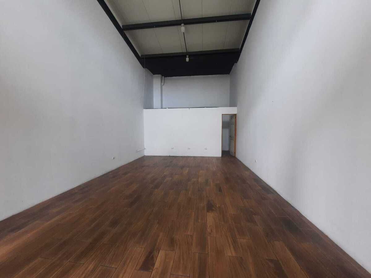 Local de doble altura en k 19.5 CAES Plaza Novita