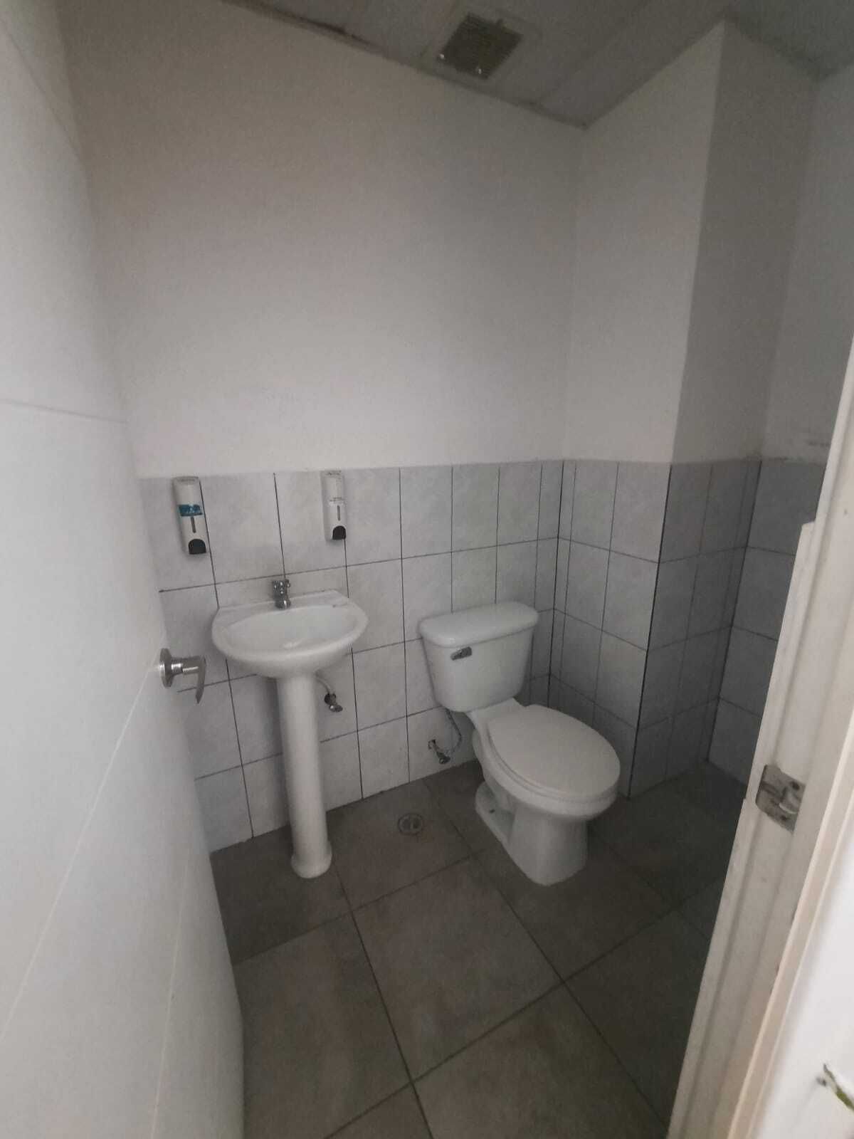 Local de doble altura en k 19.5 CAES Plaza Novita