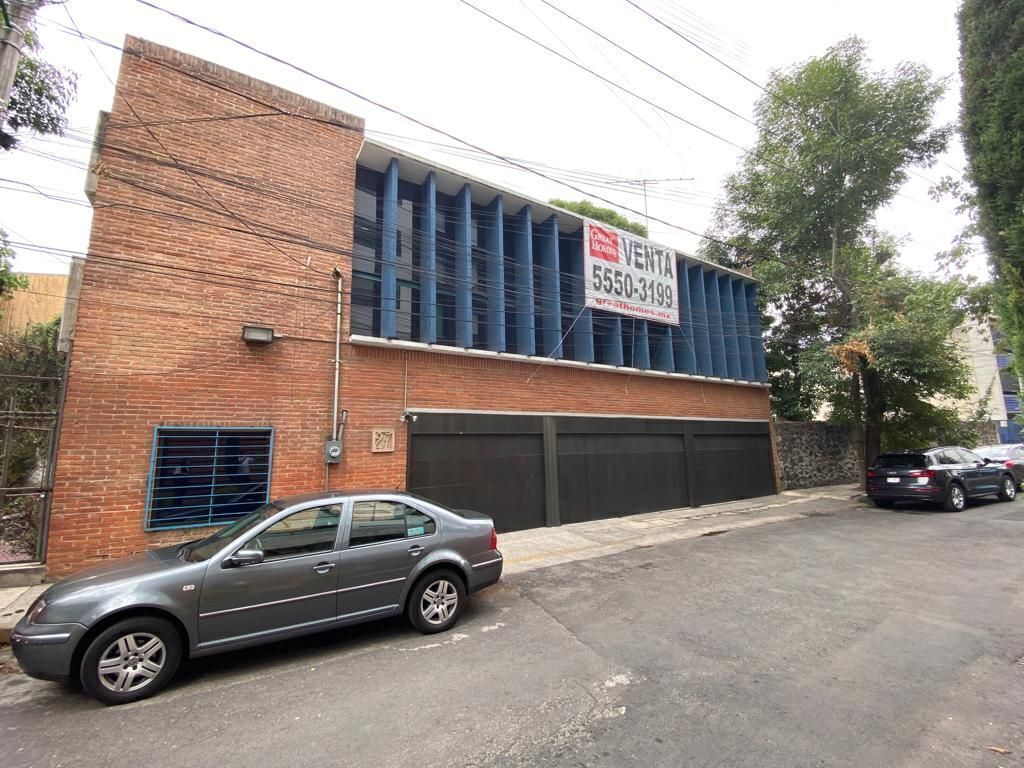 2 de 12: Pequeño edificio de 2 niveles con 3 frentes