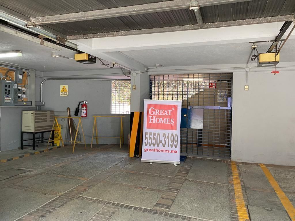 4 de 12: Estacionamiento techado