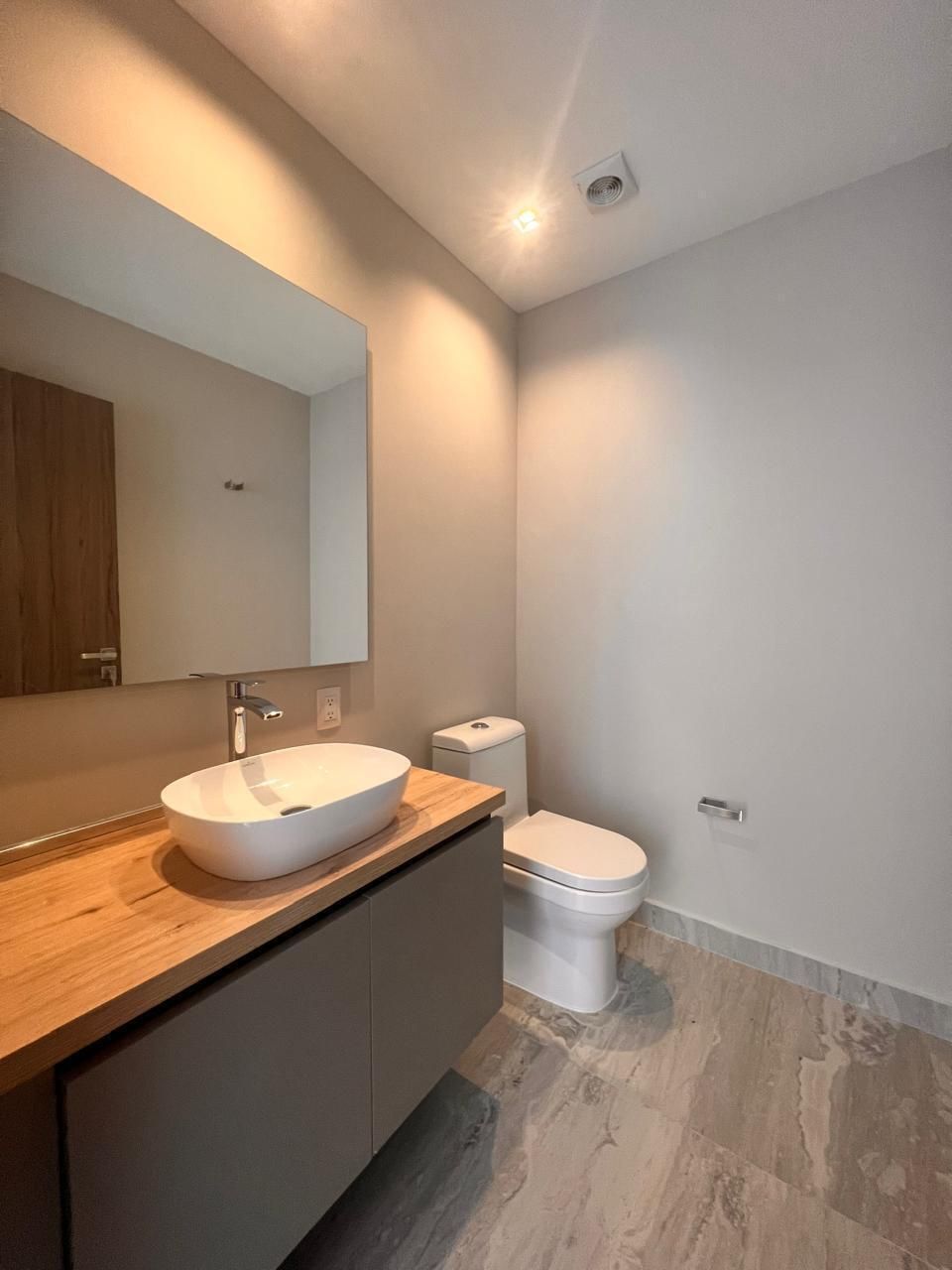 5 de 34: MEDIO BAÑO DE VISITAS