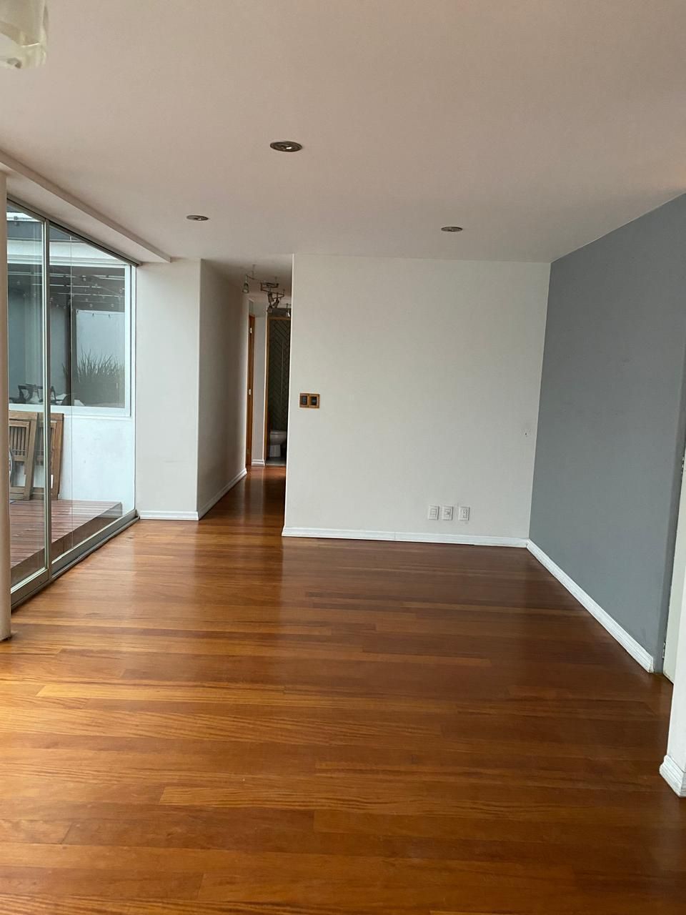 2 of 12: PASILLO HACIA RECAMARAS