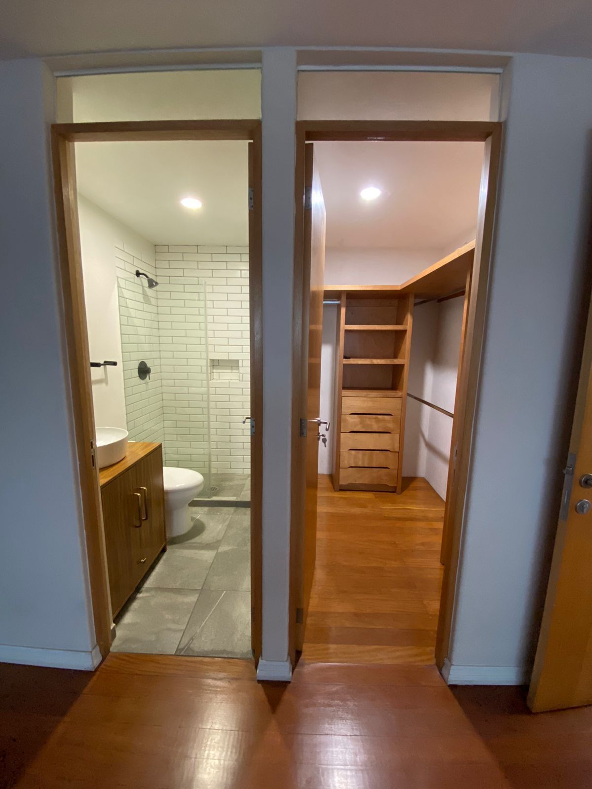 7 of 12: BAÑO Y VESTIDOR RECÁMARA PRINCIPAL