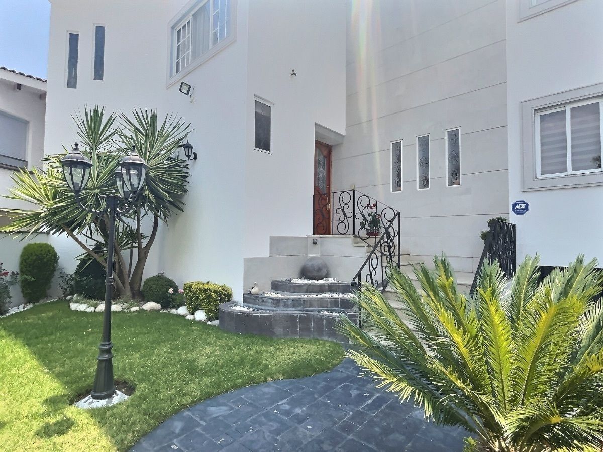 3 of 20: Fachada de la casa