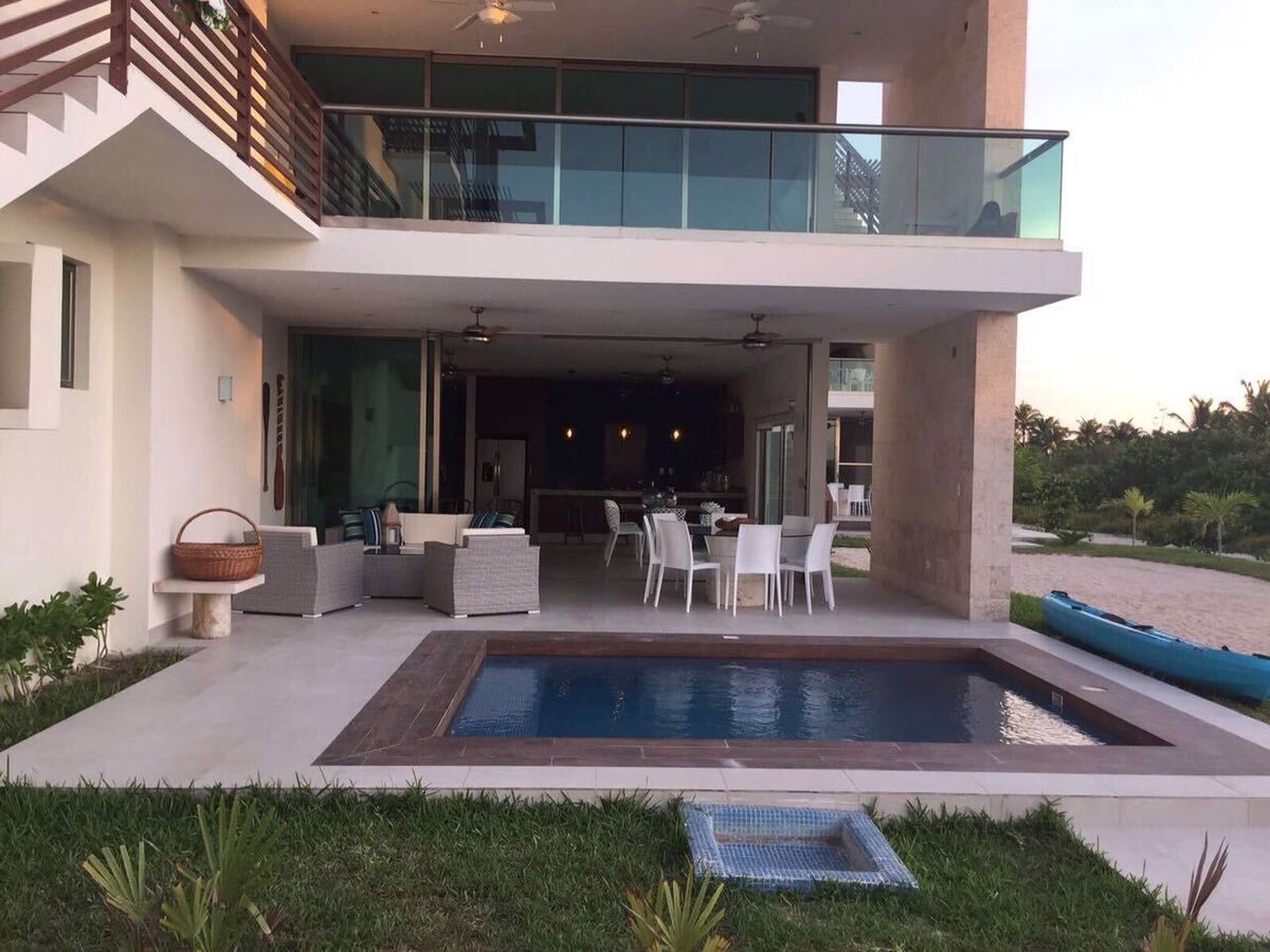 5 of 5: Alberca privada de la villa