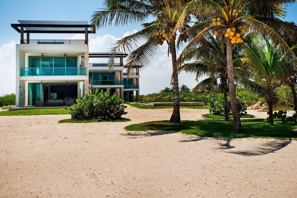 1 of 5: Foto exterior vista del lado de la playa