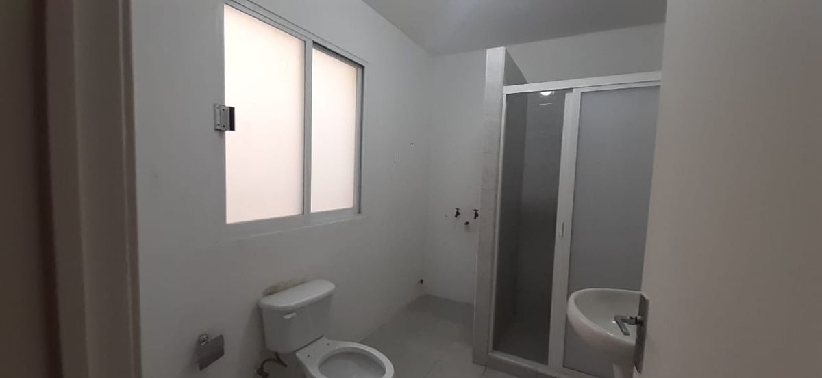 7 of 14: Baño con regadera y conexiones de centro de lavado