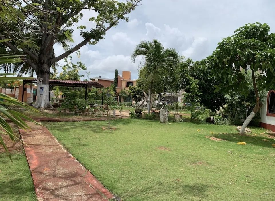 16 of 19: Jardín comunal con baños para hacer reuniones etc.