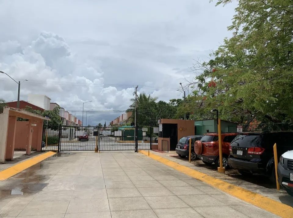 17 of 19: Calle con su reja