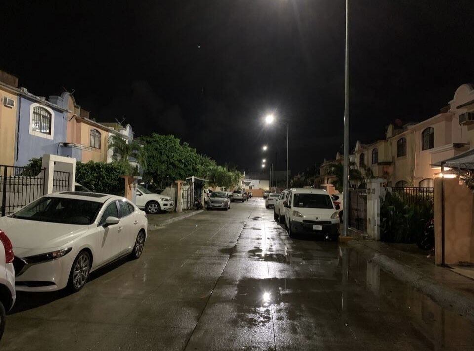 19 of 19: Calle cerrada 24 horas, de noche