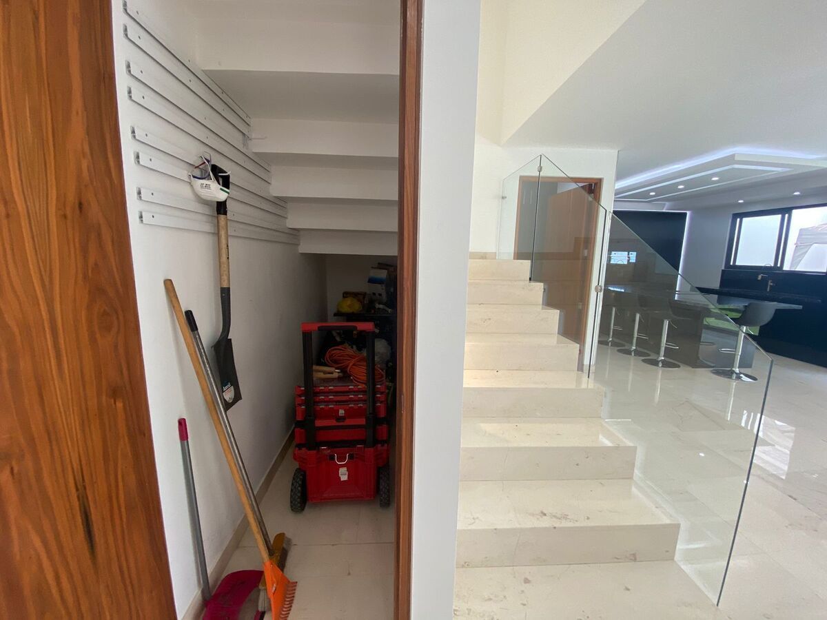 19 de 37: bodega bajo escalera