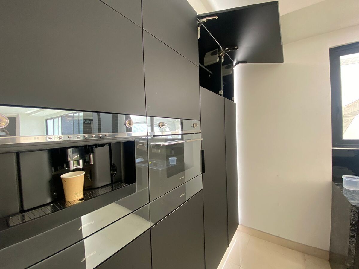 9 de 37: muro camuflado con hornos, cafetera, refrigeradores, alacena