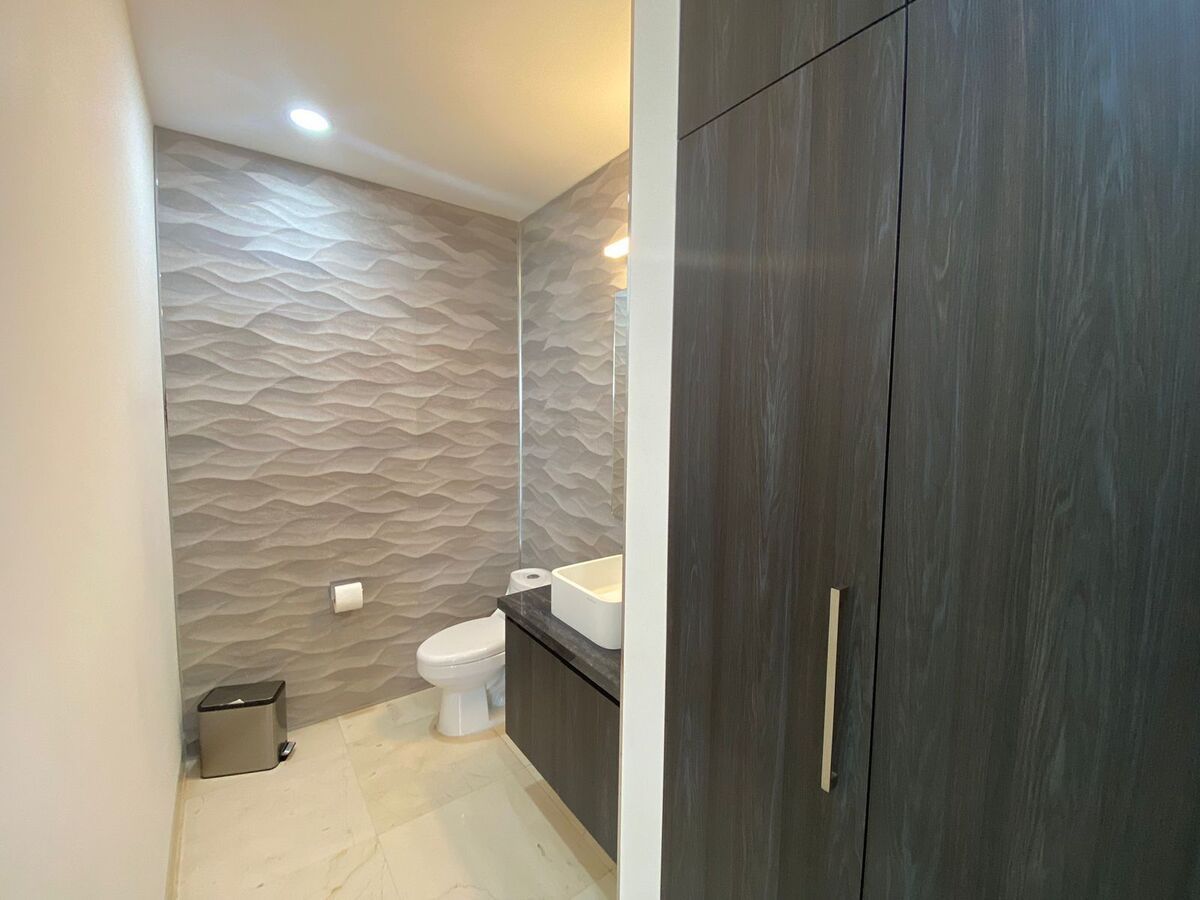 17 de 37: Medio baño