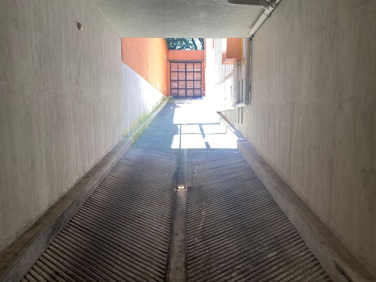 37 de 37: Entrada al estacionamiento