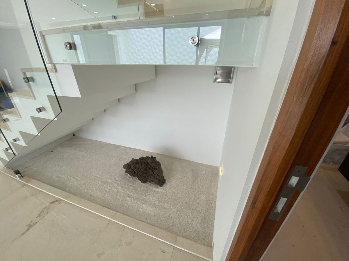 18 de 37: Jardín zen bajo escalera