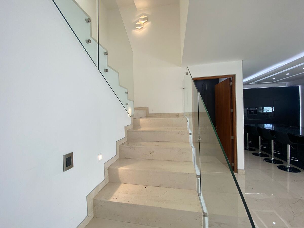 20 de 37: Escalera al área privada