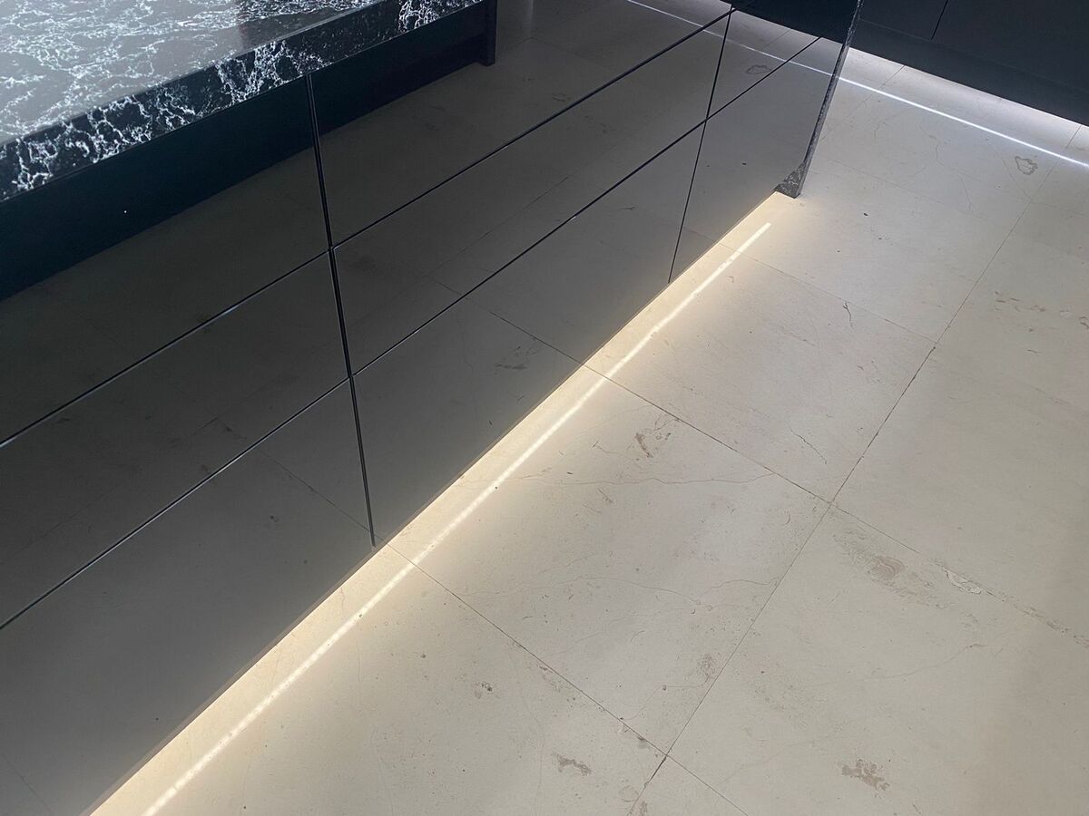 13 de 37: Isla con luz inferior