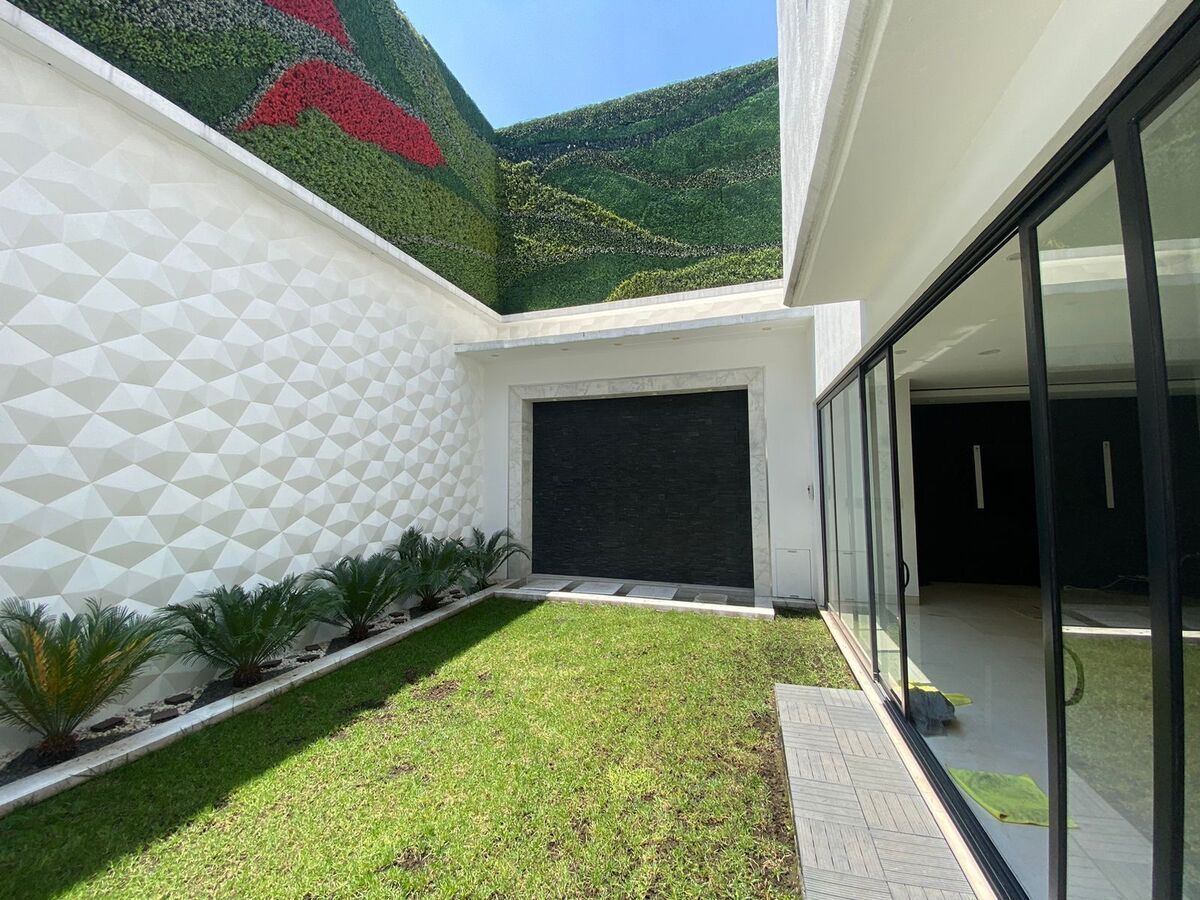 3 de 37: jardín con muro verde y muro llorón