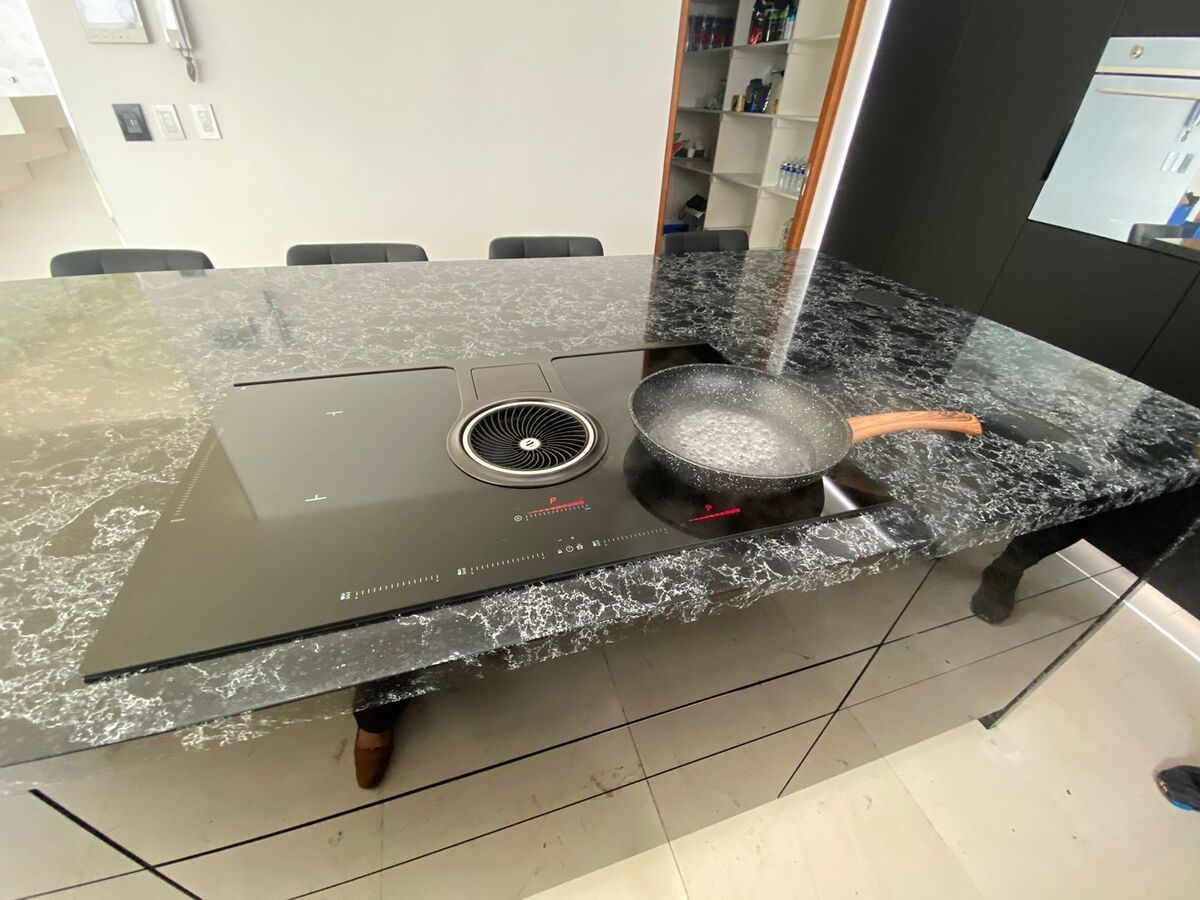 14 de 37: Isla con estufa eléctrica y extractor