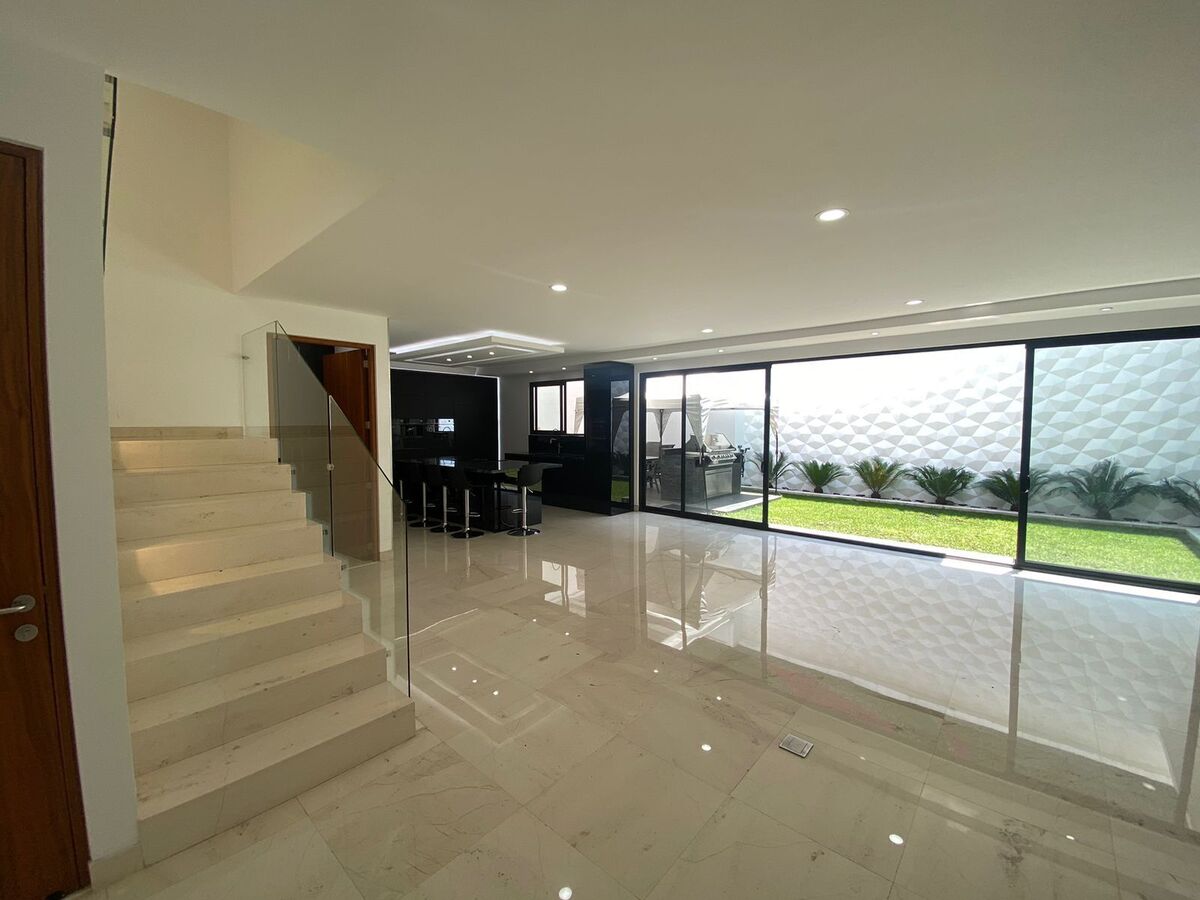 1 de 37: Sala, comedor, cocina y jardín