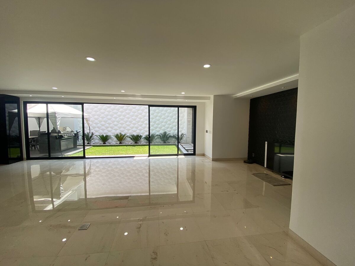 1 de 37: Sala, comedor y jardín