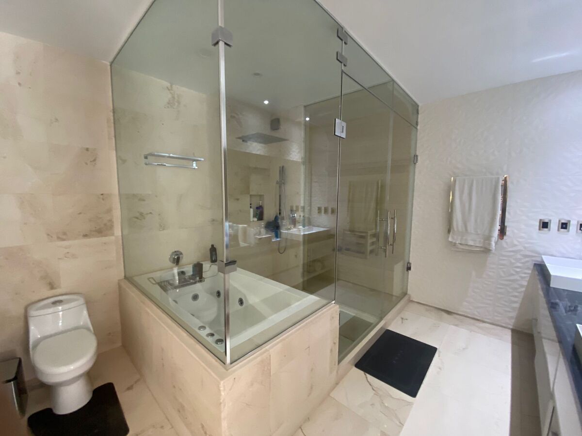 23 de 37: Baño principal con jacuzzi, ducha y sauna