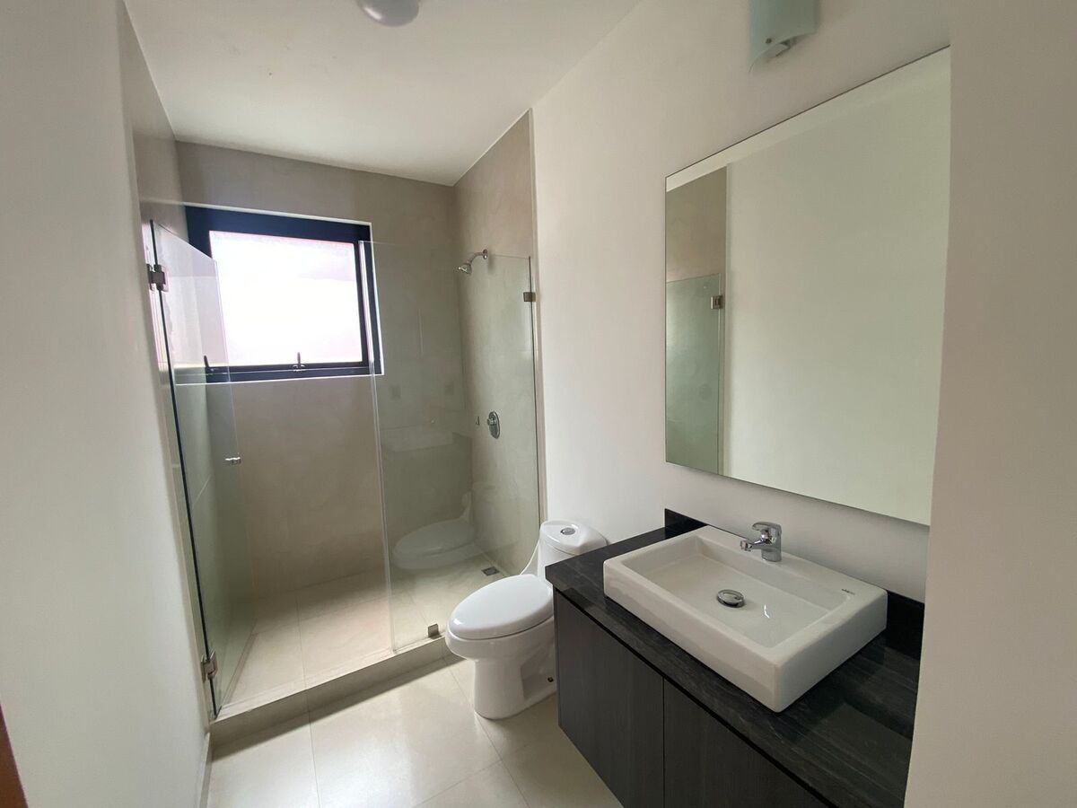 32 de 37: baño de servicio