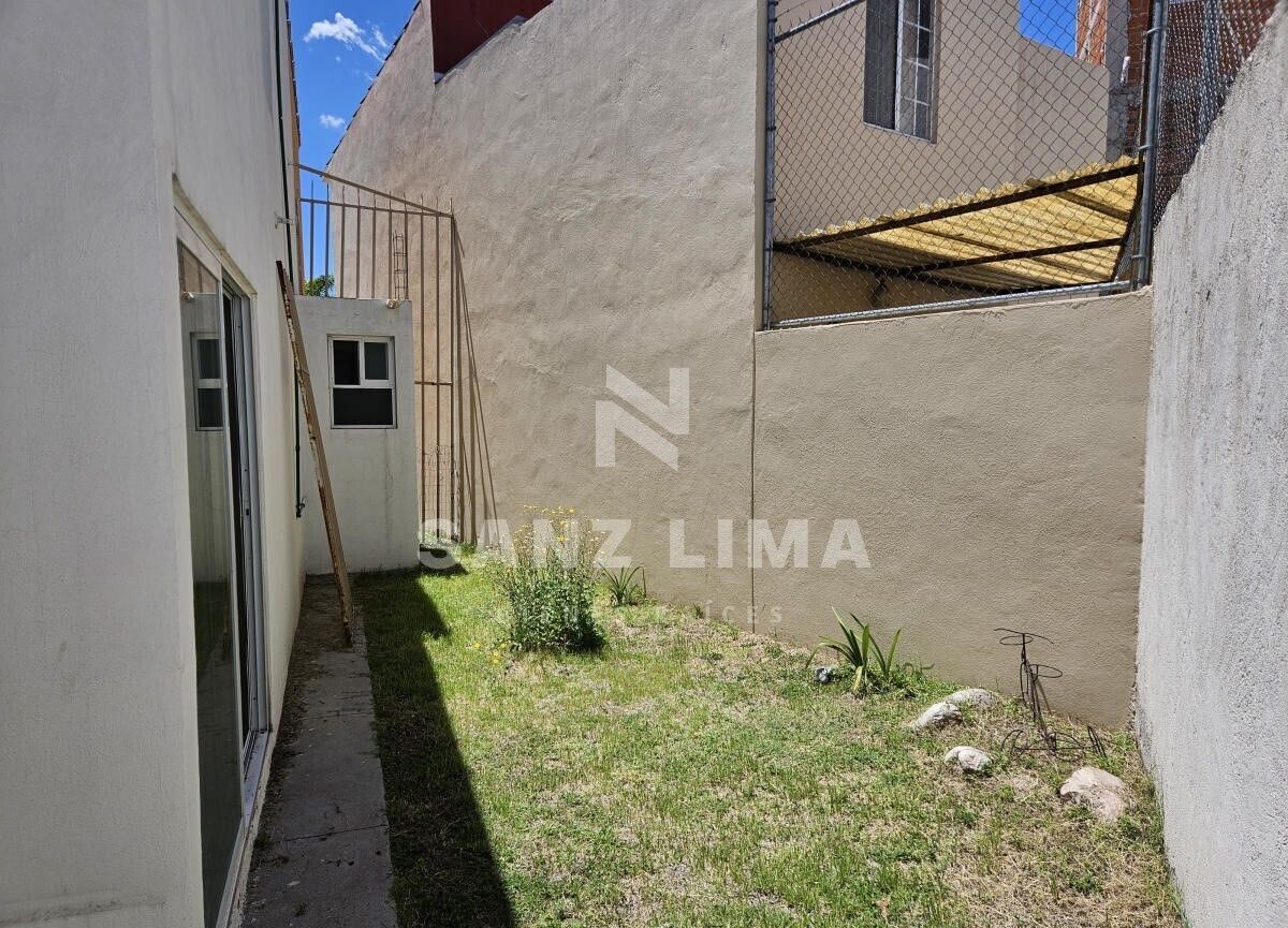 5 de 24: Amplio jardín trasero