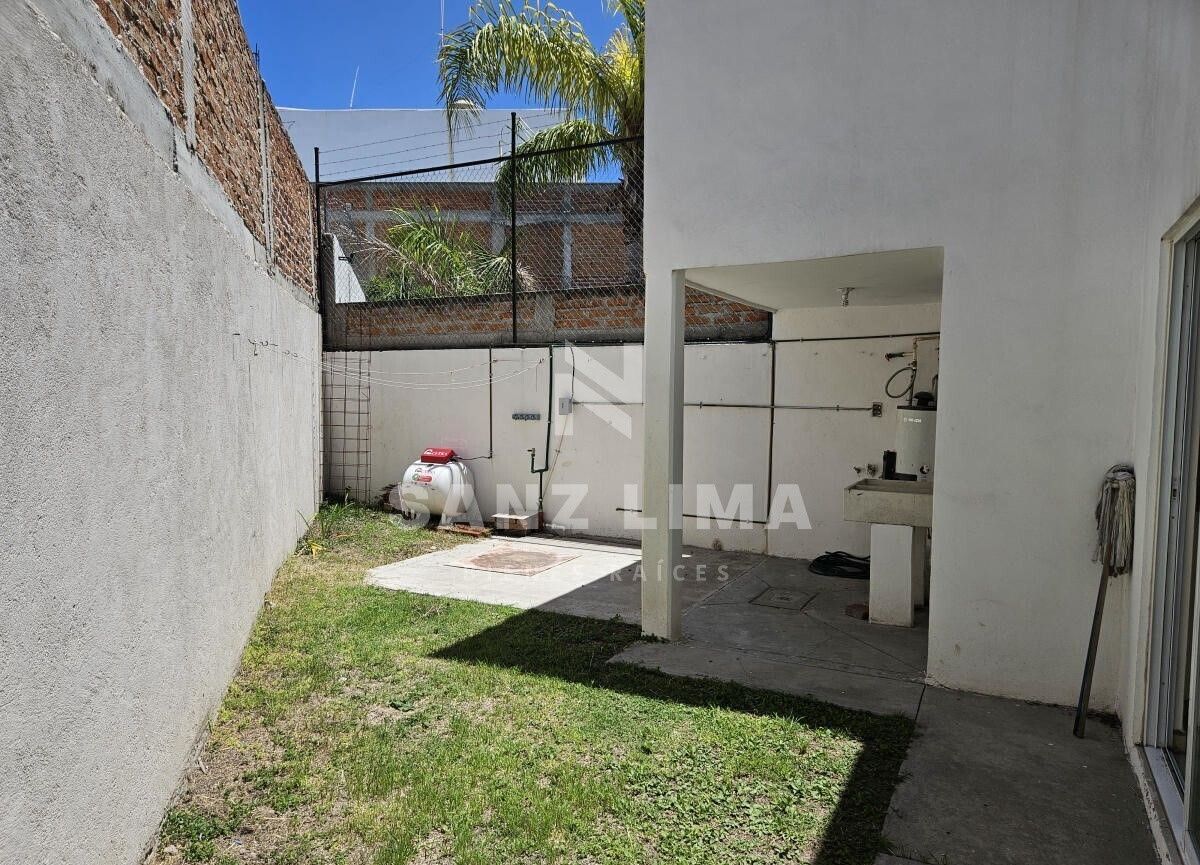 6 de 24: Amplio jardín trasero