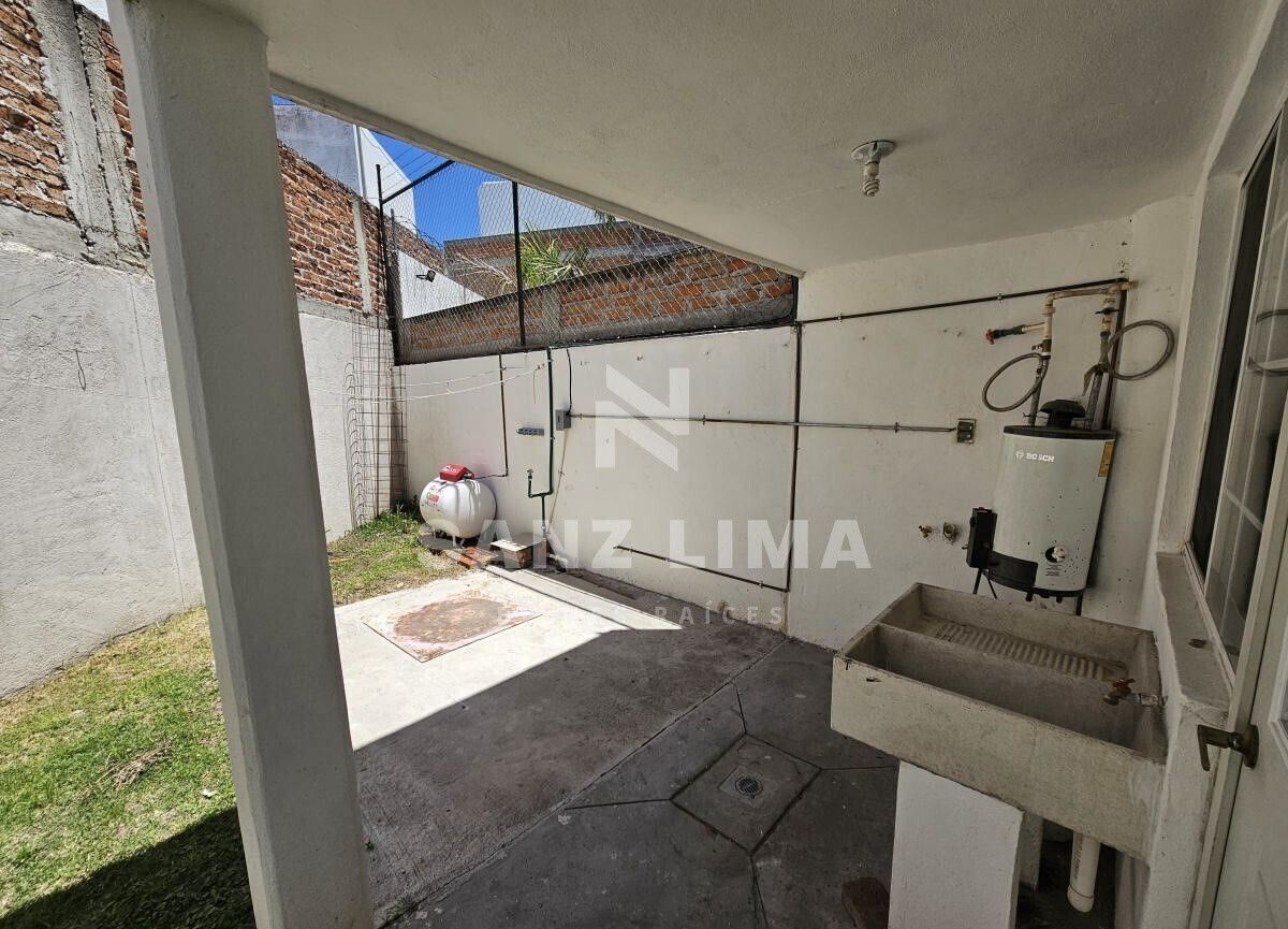 7 de 24: Lavadero, calentador, cisterna y tanque de gas