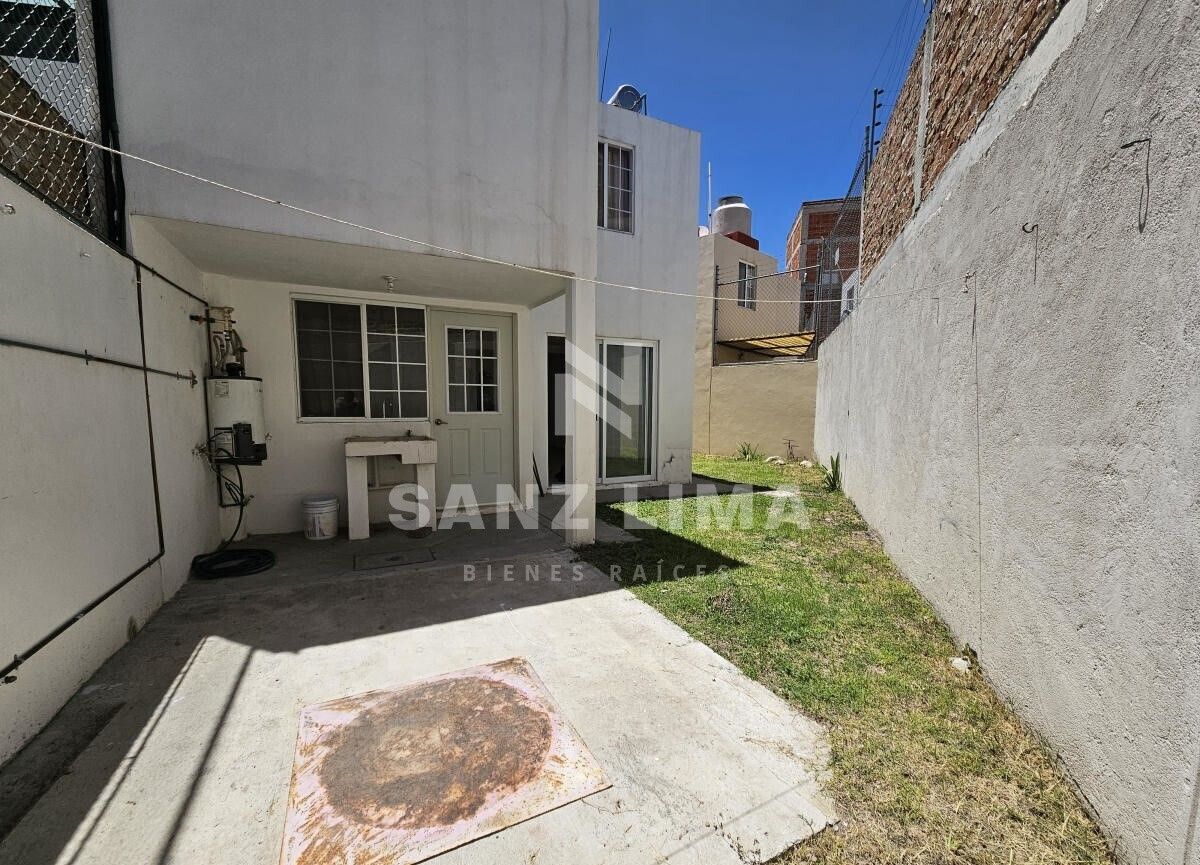 8 de 24: Amplio jardín trasero