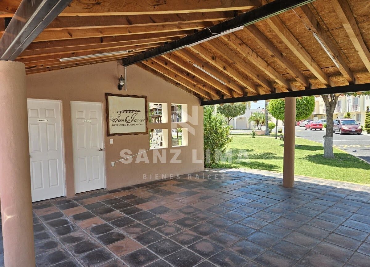 22 de 24: Área común con baños