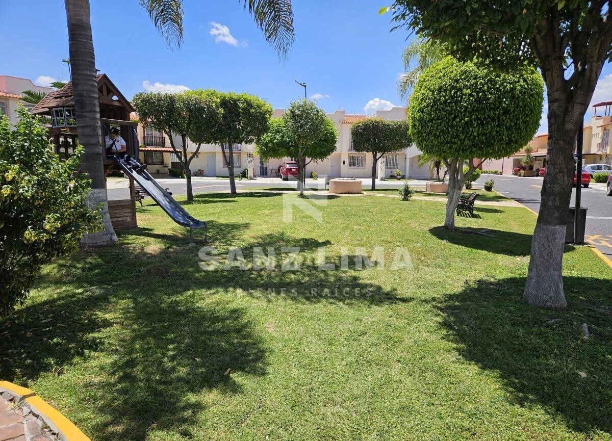 23 de 24: Jardín con juegos infantiles en área común