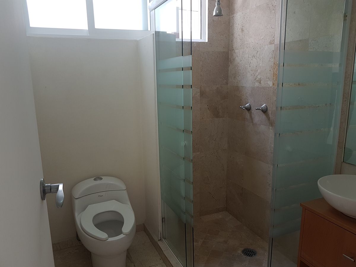 18 de 27: Baño con regadera