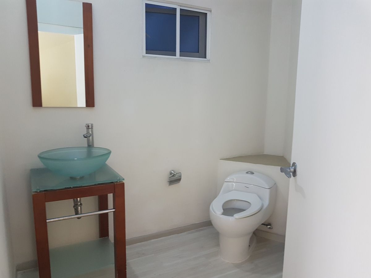 27 de 27: Baño de visitas