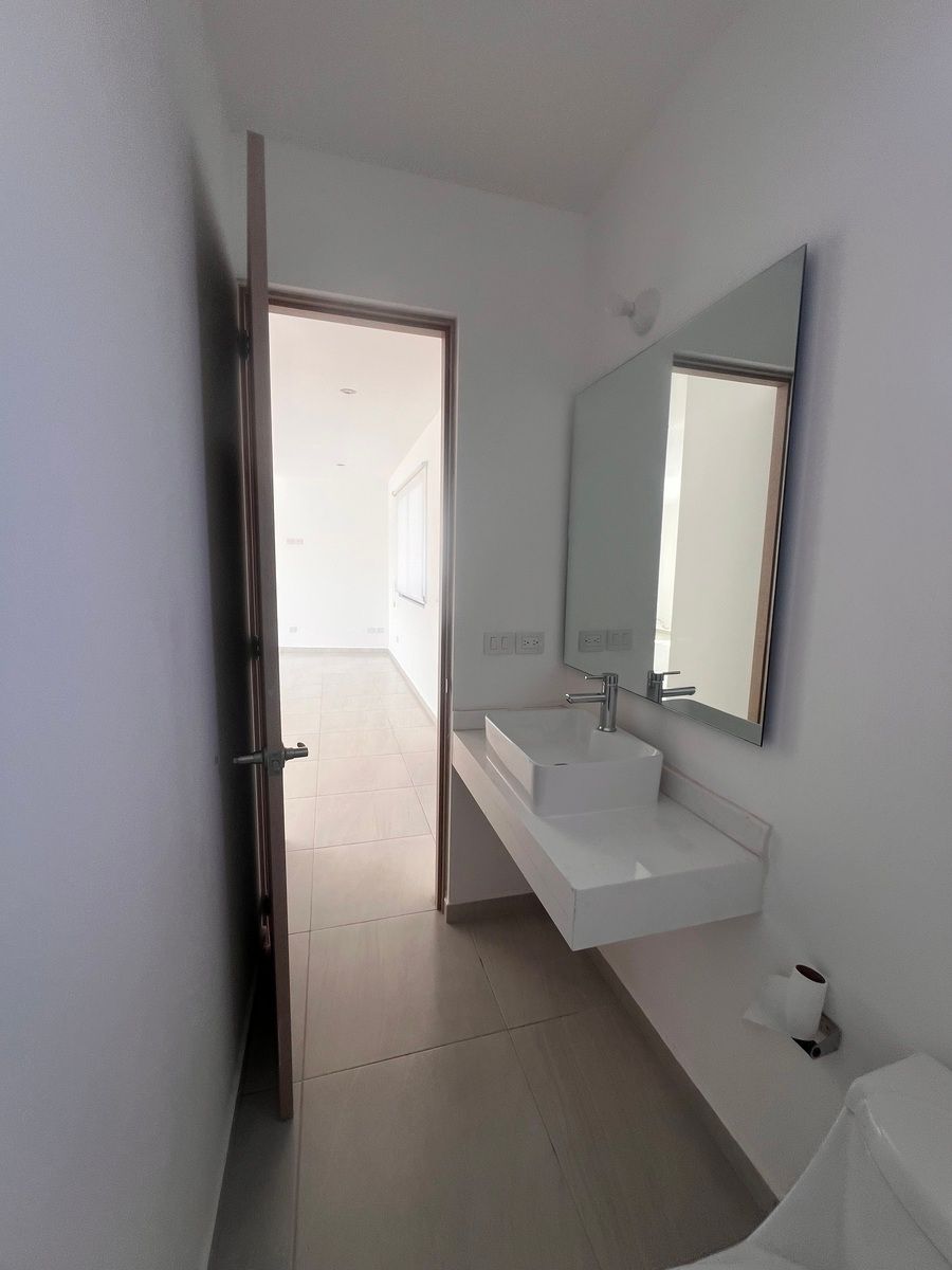 14 de 23: Medio baño