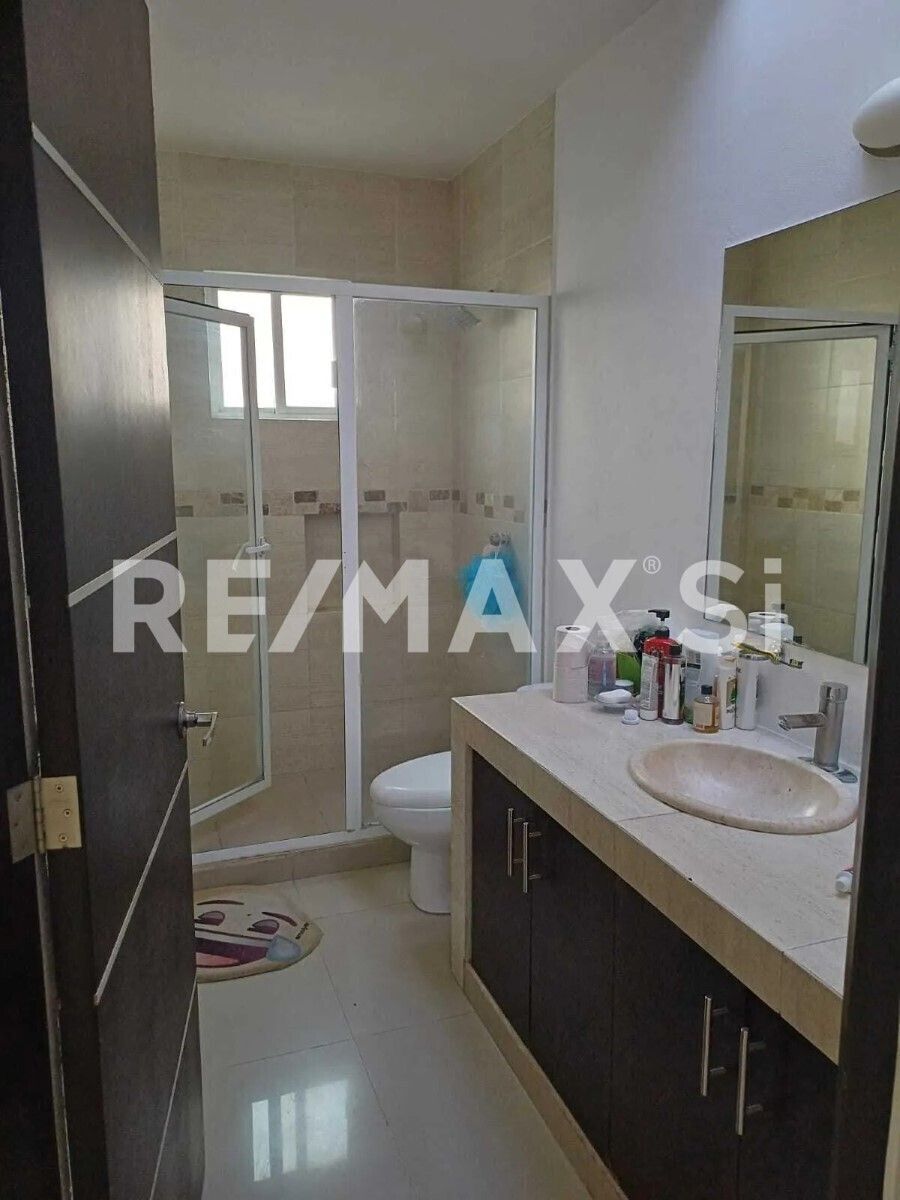 17 de 36: BAÑO COMPLETO 2DA Y 3ER RECAMARA