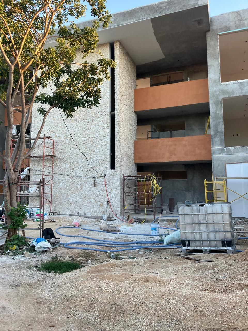 Fachada con avance de obra