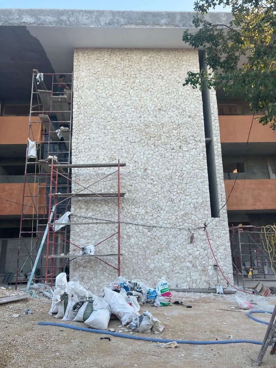 Fachada con avance de obra